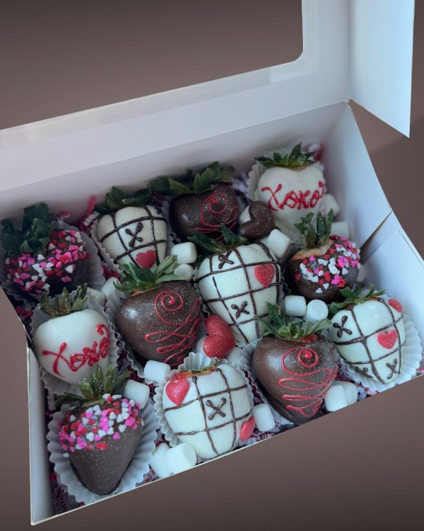 32 XOXO Chocolate Strawberries Collection