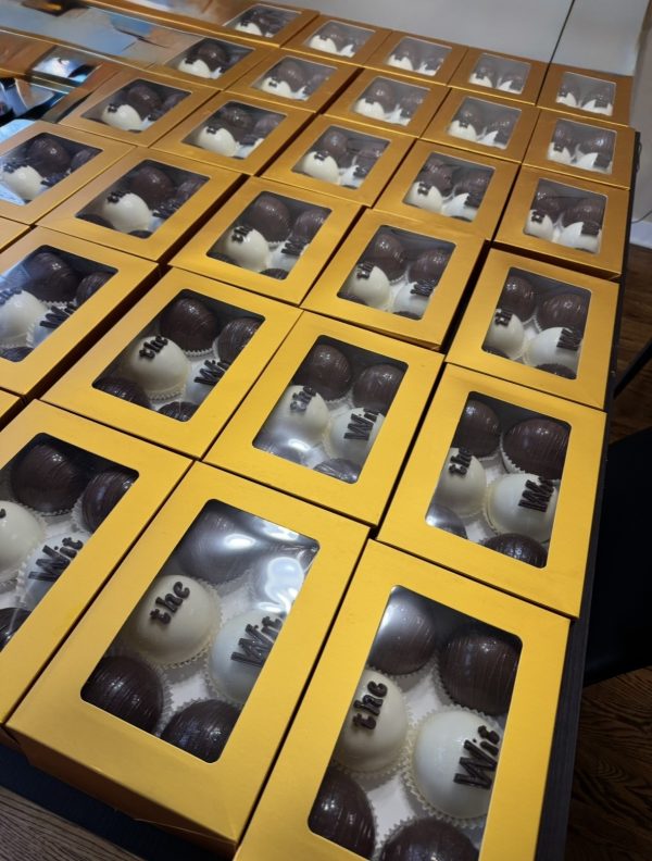 Screenshot Custom Cocoa Bombs (12+ pieces)